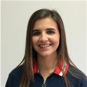 Estudiante que ofrece ayuda con deberes y trabajos